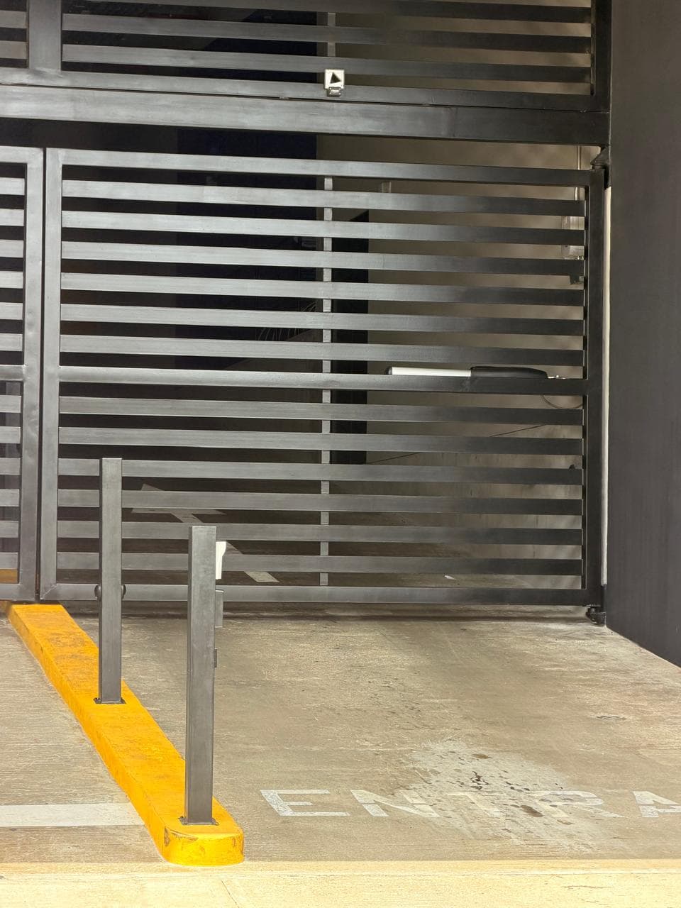 Paso 3 · Parqueo y acceso vehicular